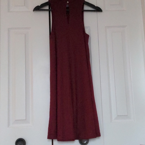 Maroon high neck flowy dress - Picture 2 of 3